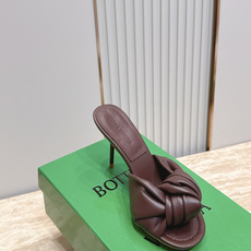 BV Cherry Flat Mule 舒适百搭 拖鞋 高跟 设计 舒适小羊皮 打结🪢 系列 跟高 9 BV Cherry Flat Mule 舒适百搭 拖鞋 高跟 设计 舒适小羊皮 打结🪢 系列 跟高 9