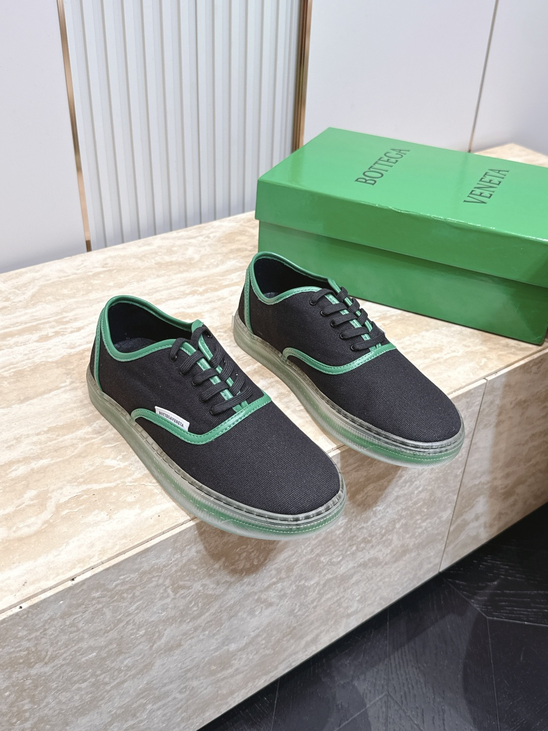 NO:890809,Top version cloth cover for women men Bottega Veneta 2026 vs early autumn latest casual shoes BV's new Eliot is designed with retro basketball shoes as the inspiration, and the childlike colors rejuvenate! The same style for men and women, can be worn as couple shoes. The entire shoe is breathable and comfortable, with sheepskin woven uppers, light weight, and the upper joints are wrapped with soft and luxurious sheepskin inlays, which has more taste and attitude! Original fabric customization/sheepskin/military canvas/color matching process  Original custom-made sheepskin lining, original custom-made sheepskin for feet, original open-molded TPU molded outsole, size 35-44 (40-42 for women, 39.45 for men, customized), casual shoes/sports shoes, bottega veneta, bottega veneta, sneakers, sheepskin19860909顶级版本 布面 女 男  Bottega Veneta 2026vs早秋最新休闲鞋 BV全新的 Eliot 以复古篮球鞋为设计灵感,童趣 的色彩焕发青春活力!男女同款,可以做情侣鞋穿着哦 整个鞋子透气舒适,羊皮编织鞋面,自重轻盈,鞋帮 拼接处以柔软奢华的羊皮镶嵌包裹,更具品味与态度喔! 面料原版定制/羊皮/军工帆布/拼色工艺 内里原版定制羊皮 垫脚原版定制羊皮 大底原版开模TPU成型底 码数35-44（女40-42.男39.45.定制）,休闲鞋/运动鞋,bottega veneta,bottega veneta,sneakers,sheepskin,Women's Shoes