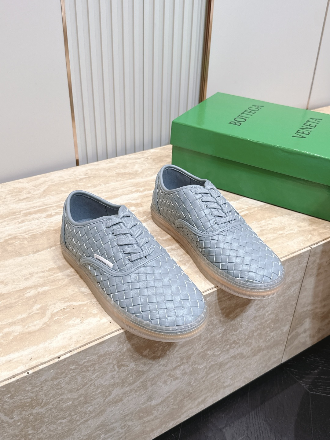 NO:890761,Top version woven leather for women men Bottega Veneta 2026 vs early autumn latest casual shoes BV's new Eliot is inspired by retro basketball shoes, and the childlike colors rejuvenate! The same style for men and women, it can be worn as a couple's shoes. The entire shoe is breathable and comfortable, with a sheepskin woven upper, light weight, and the upper joints are wrapped with soft and luxurious sheepskin inlays, which has more taste and attitude! Original fabric customization/sheepskin/military canvas/color matching technology  Original custom-made sheepskin lining, original custom-made sheepskin for feet, original open-molded TPU molded outsole, size 35-44 (40-42 for women, 39.45 for men, customized), casual shoes/sports shoes, bottega veneta, bottega veneta, sneakers, sheepskin19860909顶级版本 编织皮面 女 男  Bottega Veneta 2026vs早秋最新休闲鞋 BV全新的 Eliot 以复古篮球鞋为设计灵感,童趣 的色彩焕发青春活力!男女同款,可以做情侣鞋穿着哦 整个鞋子透气舒适,羊皮编织鞋面,自重轻盈,鞋帮 拼接处以柔软奢华的羊皮镶嵌包裹,更具品味与态度喔! 面料原版定制/羊皮/军工帆布/拼色工艺 内里原版定制羊皮 垫脚原版定制羊皮 大底原版开模TPU成型底 码数35-44（女40-42.男39.45.定制）,休闲鞋/运动鞋,bottega veneta,bottega veneta,sneakers,sheepskin,Women's Shoes
