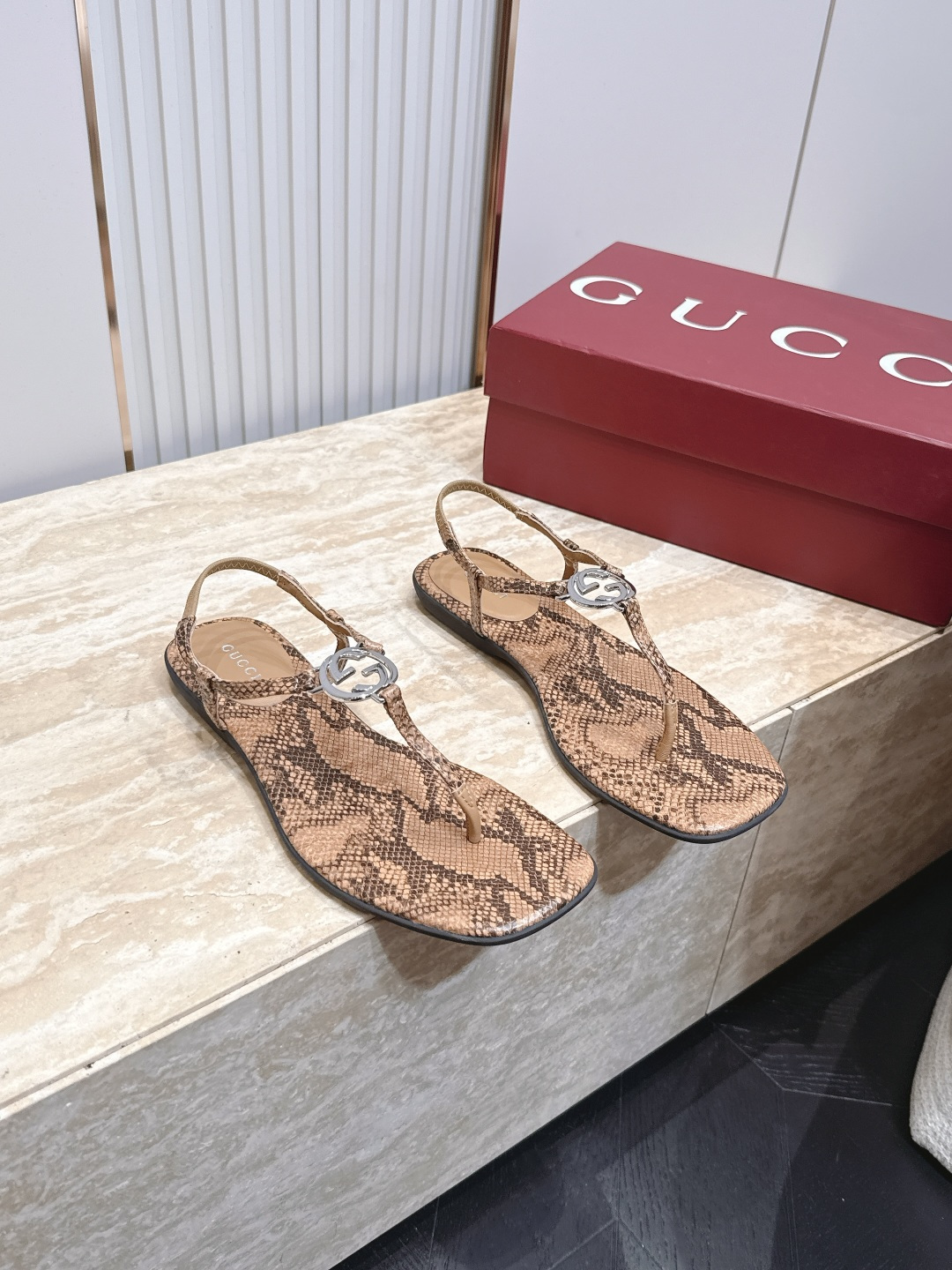 NO:890804,Gucci Gucci 2026vs spring and summer latest hot sandal series... Original buckle molding, with original logo, super dazzling and beautiful. It looks high-end and classy at first glance, making you stand out. So the home - MATERIAL Material - Fabric: Original customized sheepskin letter round buckle technology Outsole: Original rubber outsole  Size: 35-39 (40.41. Customization is not returnable), split-toe shoes, gucci, gucci, sandals, sheepskin19860909Gucci 古驰 2026vs春夏最新爆款凉鞋系列…… 原版扣开模 附带原版logo 超级炫美 一眼看上去就高端大气上档次,让你齁的柱所以主场 - MATERIAL 材质 - 面料:原版定制羊皮字母圆扣工艺 大底: 原版橡胶大底 码数:35-39（40.41.定制不退换）,分趾鞋,gucci,gucci,sandals,sheepskin,Women's Shoes