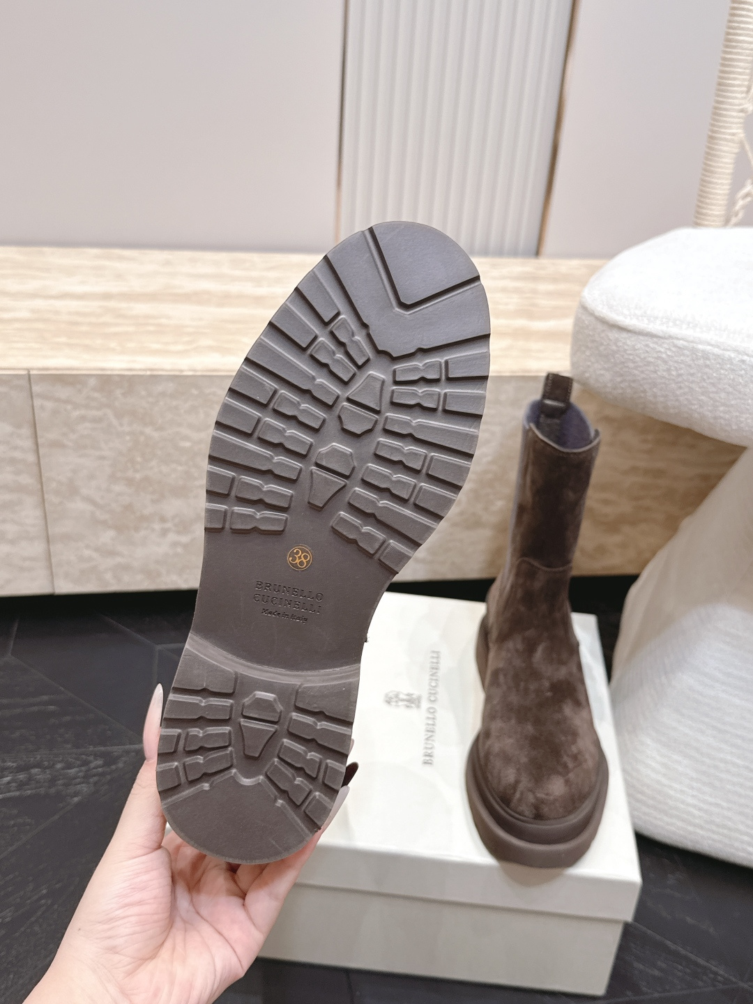 Brunello Cucinelli新款BC秋冬靴子系列 橡筋马丁靴 BC是意大利知名品牌，极简主义风格