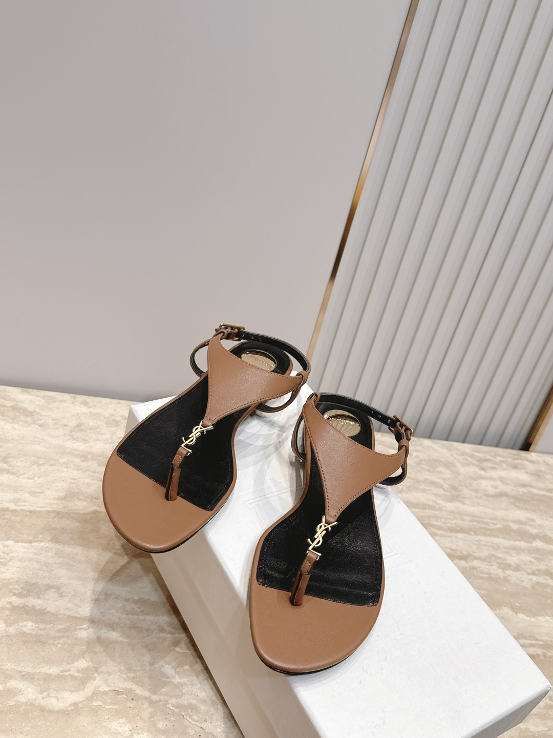 SAINT LAURENT 圣罗兰2026/vs春夏新品时装单鞋系列！【圆头夹趾平底凉鞋】  这双高跟凉