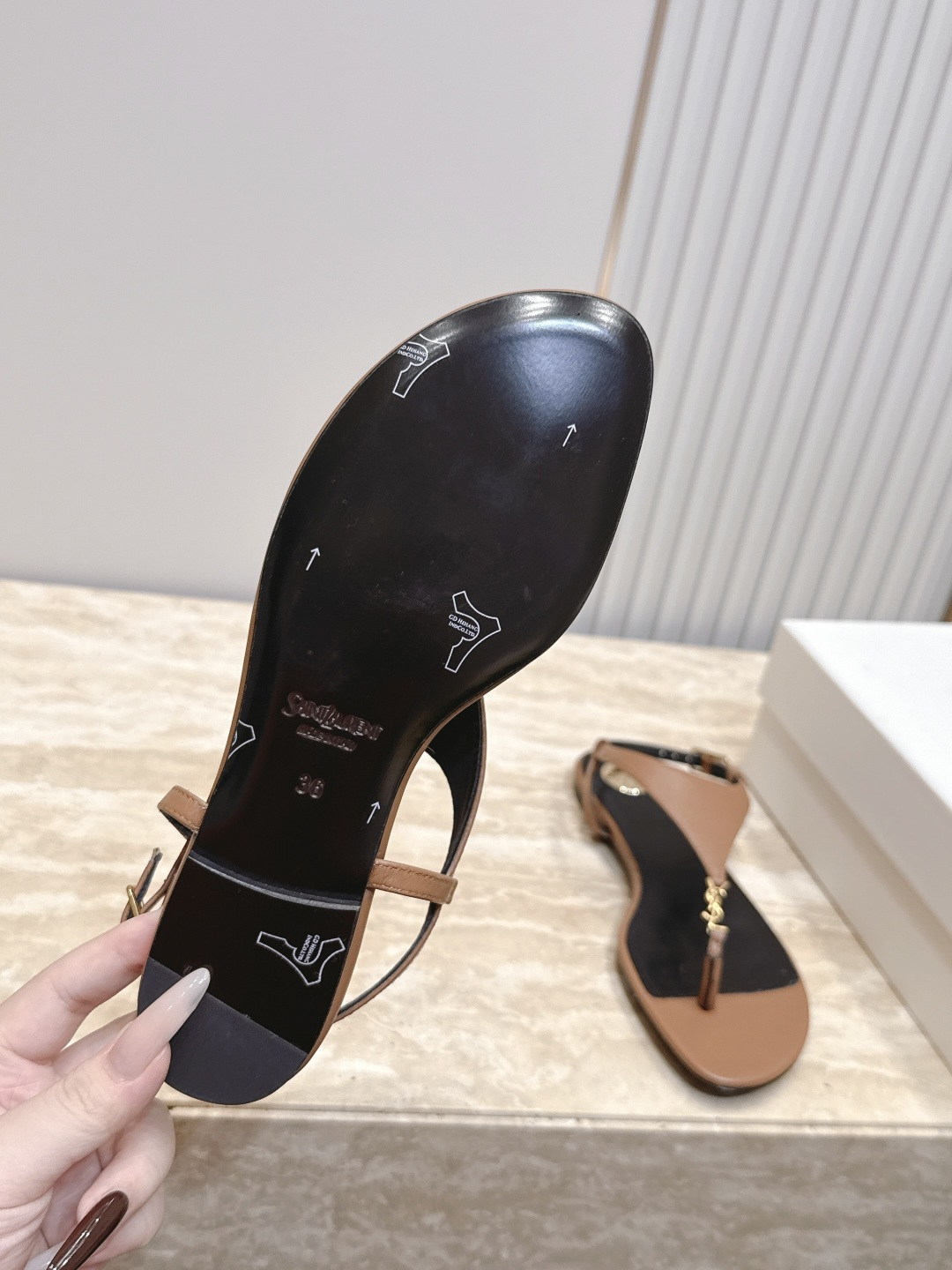 SAINT LAURENT 圣罗兰2026/vs春夏新品时装单鞋系列！【圆头夹趾平底凉鞋】  这双高跟凉