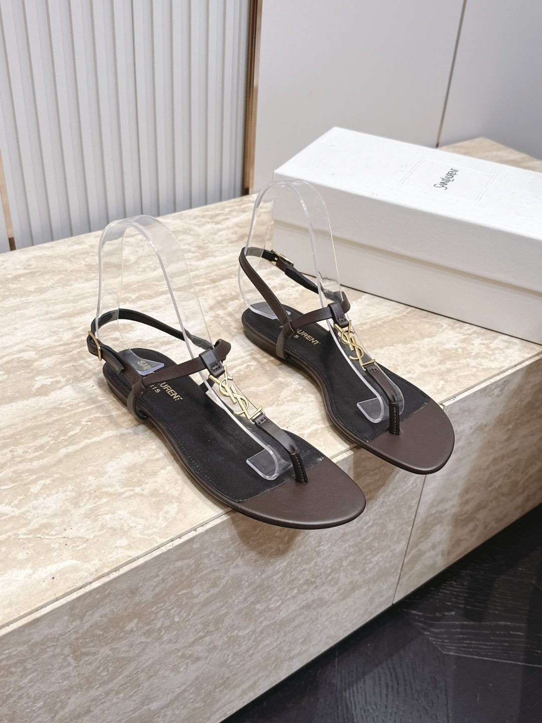 SAINT LAURENT 圣罗兰2026/vs春夏新品时装单鞋系列！【圆头夹趾平底凉鞋】  这双高跟凉