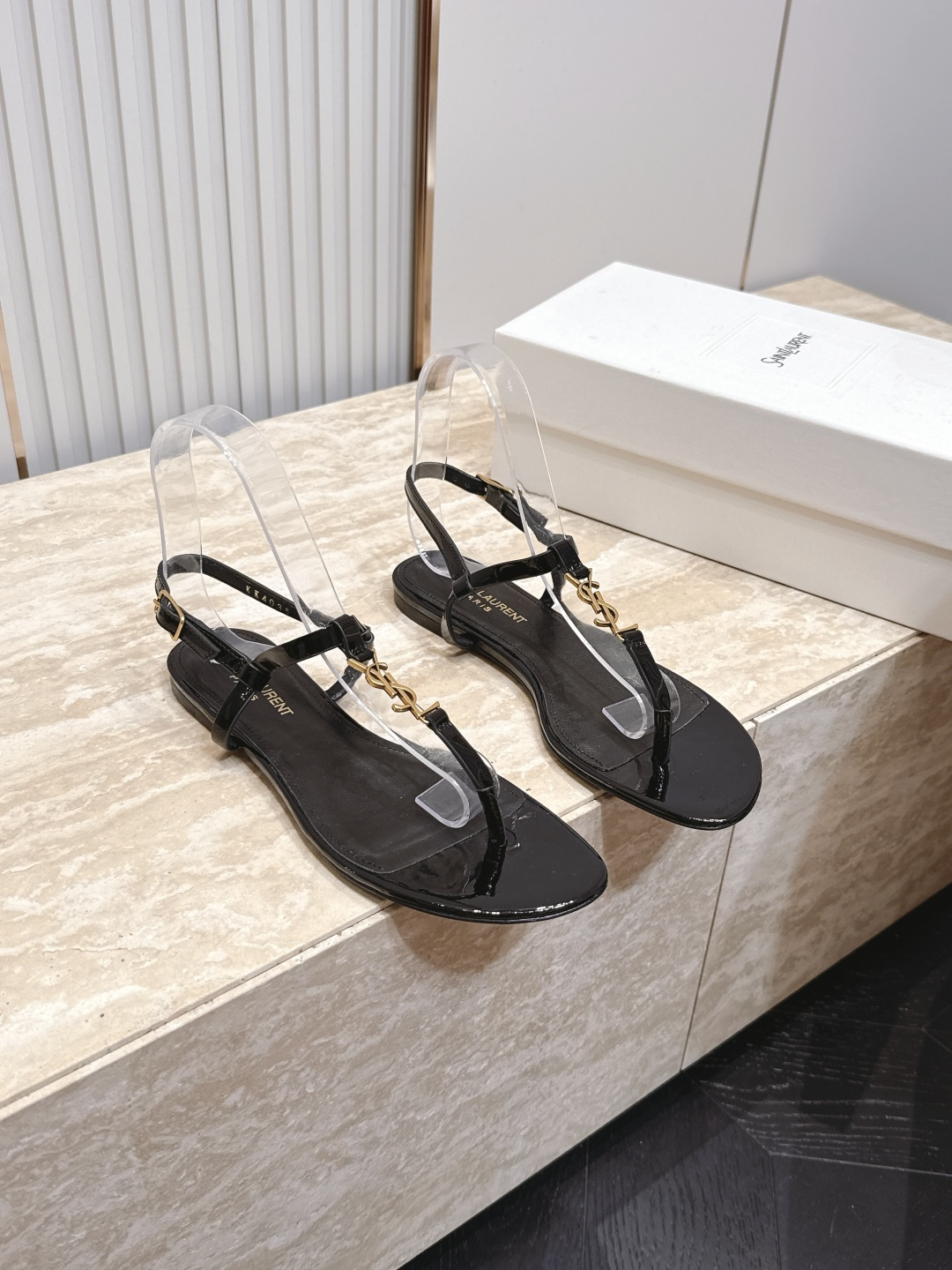 SAINT LAURENT 圣罗兰2026/vs春夏新品时装单鞋系列！【圆头夹趾平底凉鞋】  这双高跟凉