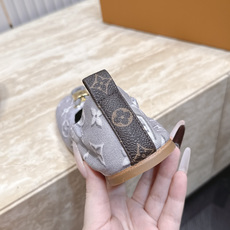 LV驴牌26WF新品玛丽珍鞋牛仔布芭蕾舞鞋 真的是一眼就戳中了我的少女心!这双LV鞋直接把优 LV驴牌26WF新品玛丽珍鞋牛仔布芭蕾舞鞋 真的是一眼就戳中了我的少女心!这双LV鞋直接把优