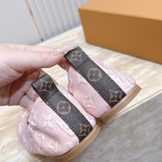 LV驴牌26WF新品玛丽珍鞋牛仔布芭蕾舞鞋 真的是一眼就戳中了我的少女心!这双LV鞋直接把优 LV驴牌26WF新品玛丽珍鞋牛仔布芭蕾舞鞋 真的是一眼就戳中了我的少女心!这双LV鞋直接把优