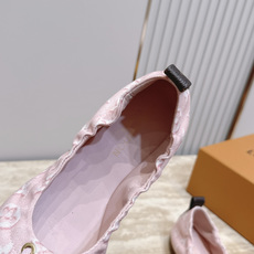 LV驴牌26WF新品玛丽珍鞋牛仔布芭蕾舞鞋 真的是一眼就戳中了我的少女心!这双LV鞋直接把优 LV驴牌26WF新品玛丽珍鞋牛仔布芭蕾舞鞋 真的是一眼就戳中了我的少女心!这双LV鞋直接把优