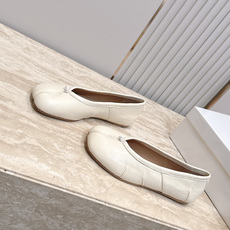 Maison Margiela MM6 马吉拉新款分趾芭蕾平底单鞋设计上完美踩中了先锋美学的审美点,标志 Maison Margiela MM6 马吉拉新款分趾芭蕾平底单鞋设计上完美踩中了先锋美学的审美点,标志