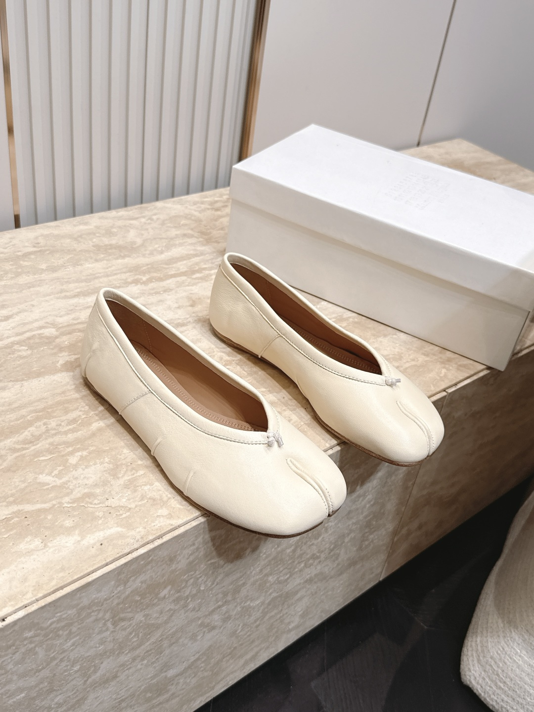 Maison Margiela MM6 马吉拉新款分趾芭蕾平底单鞋设计上完美踩中了先锋美学的审美点，标志