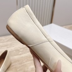 Maison Margiela MM6 马吉拉新款分趾芭蕾平底单鞋设计上完美踩中了先锋美学的审美点,标志 Maison Margiela MM6 马吉拉新款分趾芭蕾平底单鞋设计上完美踩中了先锋美学的审美点,标志