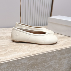 Maison Margiela MM6 马吉拉新款分趾芭蕾平底单鞋设计上完美踩中了先锋美学的审美点,标志 Maison Margiela MM6 马吉拉新款分趾芭蕾平底单鞋设计上完美踩中了先锋美学的审美点,标志