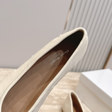 Maison Margiela MM6 马吉拉新款分趾芭蕾平底单鞋设计上完美踩中了先锋美学的审美点,标志 Maison Margiela MM6 马吉拉新款分趾芭蕾平底单鞋设计上完美踩中了先锋美学的审美点,标志