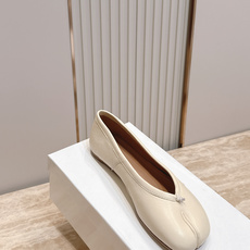 Maison Margiela MM6 马吉拉新款分趾芭蕾平底单鞋设计上完美踩中了先锋美学的审美点,标志 Maison Margiela MM6 马吉拉新款分趾芭蕾平底单鞋设计上完美踩中了先锋美学的审美点,标志