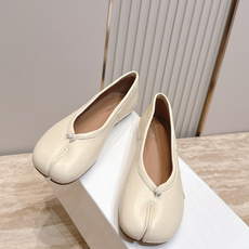 Maison Margiela MM6 马吉拉新款分趾芭蕾平底单鞋设计上完美踩中了先锋美学的审美点,标志 Maison Margiela MM6 马吉拉新款分趾芭蕾平底单鞋设计上完美踩中了先锋美学的审美点,标志