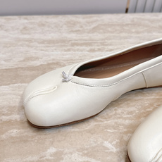Maison Margiela MM6 马吉拉新款分趾芭蕾平底单鞋设计上完美踩中了先锋美学的审美点,标志 Maison Margiela MM6 马吉拉新款分趾芭蕾平底单鞋设计上完美踩中了先锋美学的审美点,标志