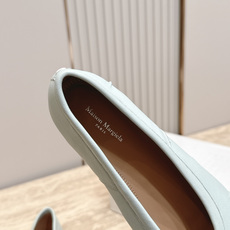 Maison Margiela MM6 马吉拉新款分趾芭蕾平底单鞋设计上完美踩中了先锋美学的审美点,标志 Maison Margiela MM6 马吉拉新款分趾芭蕾平底单鞋设计上完美踩中了先锋美学的审美点,标志