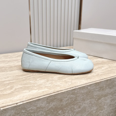 Maison Margiela MM6 马吉拉新款分趾芭蕾平底单鞋设计上完美踩中了先锋美学的审美点,标志 Maison Margiela MM6 马吉拉新款分趾芭蕾平底单鞋设计上完美踩中了先锋美学的审美点,标志