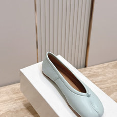 Maison Margiela MM6 马吉拉新款分趾芭蕾平底单鞋设计上完美踩中了先锋美学的审美点,标志 Maison Margiela MM6 马吉拉新款分趾芭蕾平底单鞋设计上完美踩中了先锋美学的审美点,标志