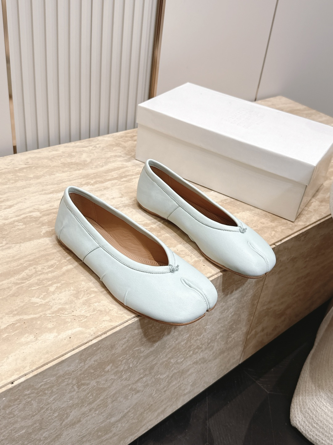 Maison Margiela MM6 马吉拉新款分趾芭蕾平底单鞋设计上完美踩中了先锋美学的审美点，标志