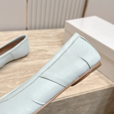 Maison Margiela MM6 马吉拉新款分趾芭蕾平底单鞋设计上完美踩中了先锋美学的审美点,标志 Maison Margiela MM6 马吉拉新款分趾芭蕾平底单鞋设计上完美踩中了先锋美学的审美点,标志