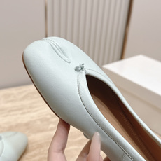 Maison Margiela MM6 马吉拉新款分趾芭蕾平底单鞋设计上完美踩中了先锋美学的审美点,标志 Maison Margiela MM6 马吉拉新款分趾芭蕾平底单鞋设计上完美踩中了先锋美学的审美点,标志