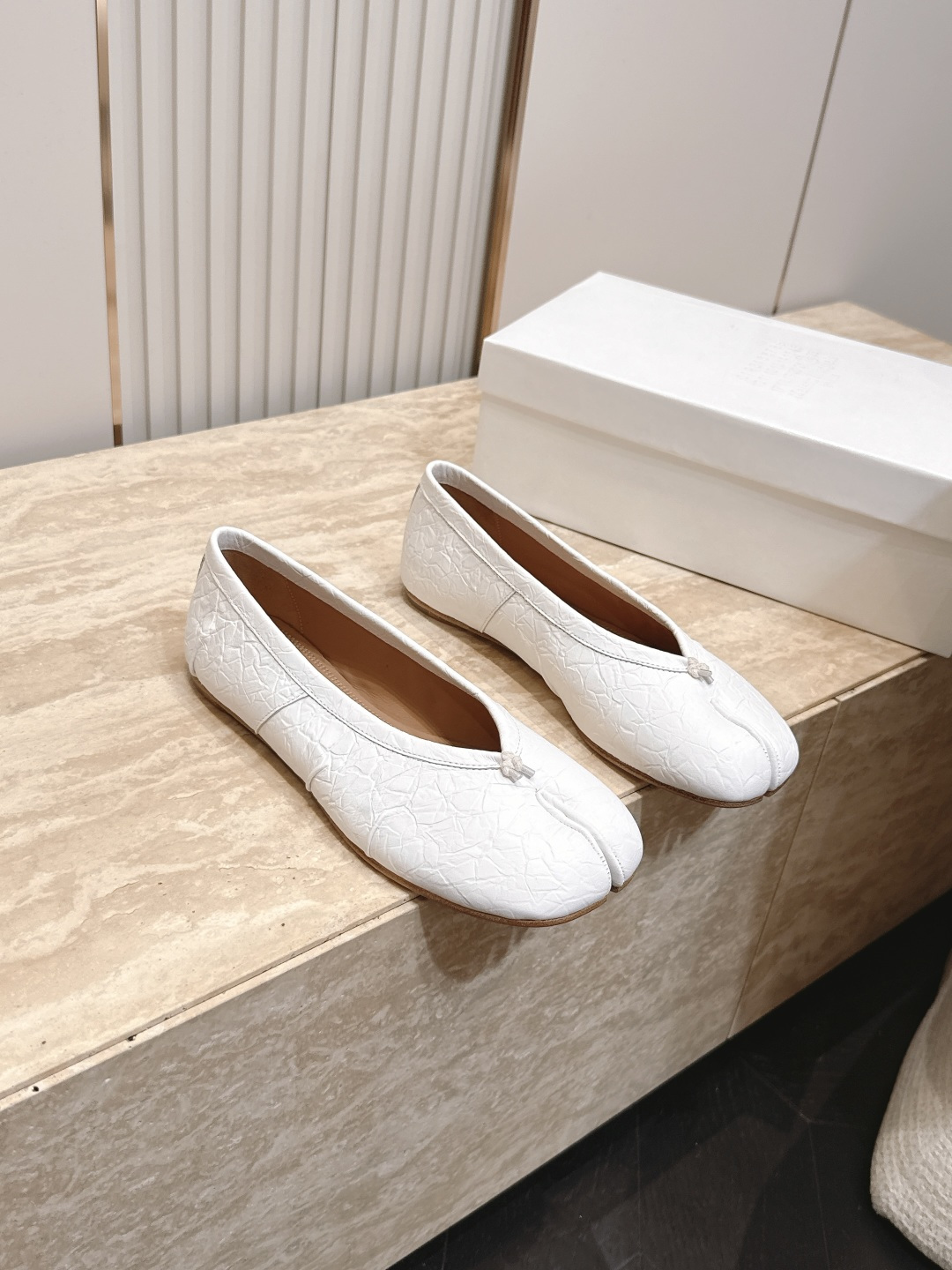 Maison Margiela MM6 马吉拉新款分趾芭蕾平底单鞋设计上完美踩中了先锋美学的审美点，标志