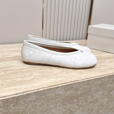 Maison Margiela MM6 马吉拉新款分趾芭蕾平底单鞋设计上完美踩中了先锋美学的审美点,标志 Maison Margiela MM6 马吉拉新款分趾芭蕾平底单鞋设计上完美踩中了先锋美学的审美点,标志