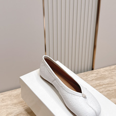 Maison Margiela MM6 马吉拉新款分趾芭蕾平底单鞋设计上完美踩中了先锋美学的审美点,标志 Maison Margiela MM6 马吉拉新款分趾芭蕾平底单鞋设计上完美踩中了先锋美学的审美点,标志