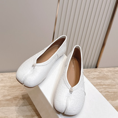 Maison Margiela MM6 马吉拉新款分趾芭蕾平底单鞋设计上完美踩中了先锋美学的审美点,标志 Maison Margiela MM6 马吉拉新款分趾芭蕾平底单鞋设计上完美踩中了先锋美学的审美点,标志