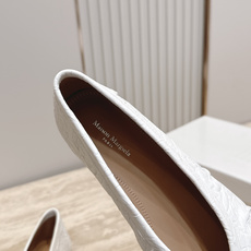 Maison Margiela MM6 马吉拉新款分趾芭蕾平底单鞋设计上完美踩中了先锋美学的审美点,标志 Maison Margiela MM6 马吉拉新款分趾芭蕾平底单鞋设计上完美踩中了先锋美学的审美点,标志