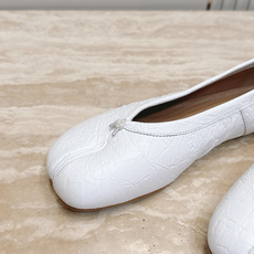 Maison Margiela MM6 马吉拉新款分趾芭蕾平底单鞋设计上完美踩中了先锋美学的审美点,标志 Maison Margiela MM6 马吉拉新款分趾芭蕾平底单鞋设计上完美踩中了先锋美学的审美点,标志