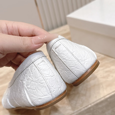 Maison Margiela MM6 马吉拉新款分趾芭蕾平底单鞋设计上完美踩中了先锋美学的审美点,标志 Maison Margiela MM6 马吉拉新款分趾芭蕾平底单鞋设计上完美踩中了先锋美学的审美点,标志