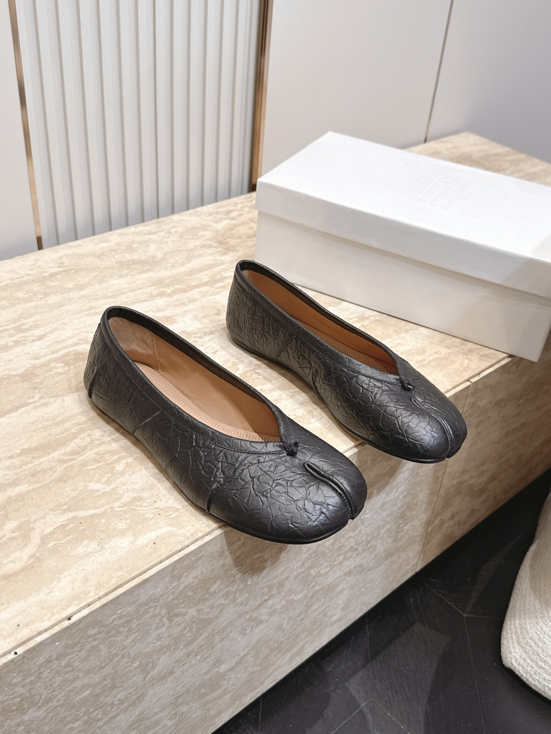Maison Margiela MM6 马吉拉新款分趾芭蕾平底单鞋设计上完美踩中了先锋美学的审美点，标志