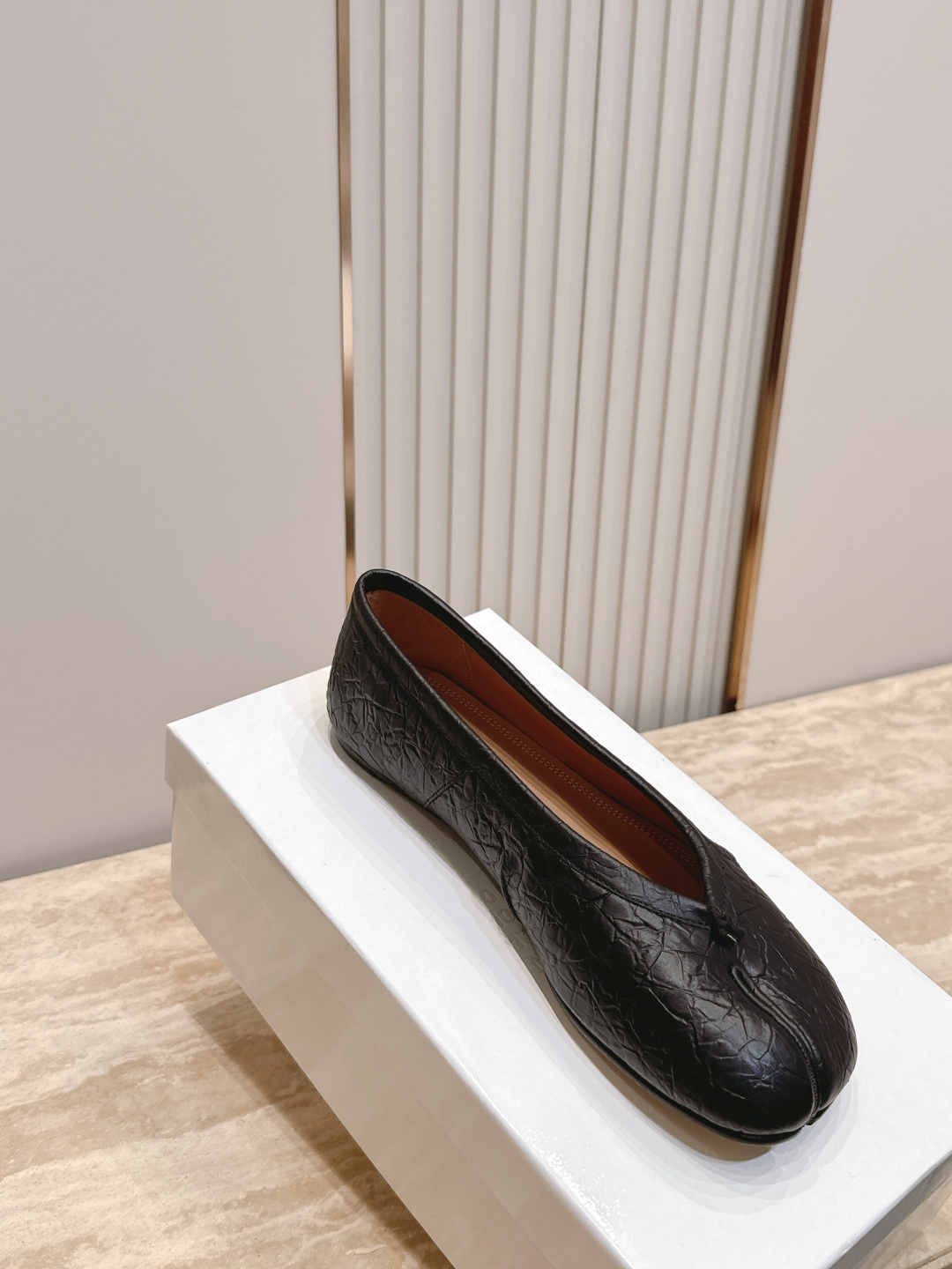 Maison Margiela MM6 马吉拉新款分趾芭蕾平底单鞋设计上完美踩中了先锋美学的审美点，标志