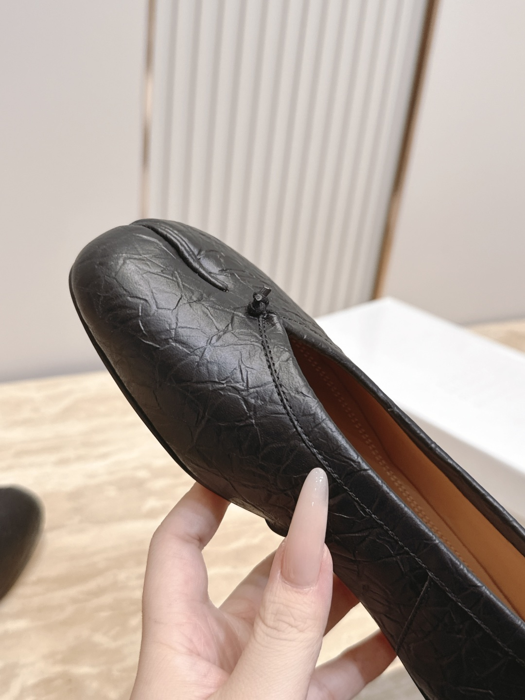 Maison Margiela MM6 马吉拉新款分趾芭蕾平底单鞋设计上完美踩中了先锋美学的审美点，标志