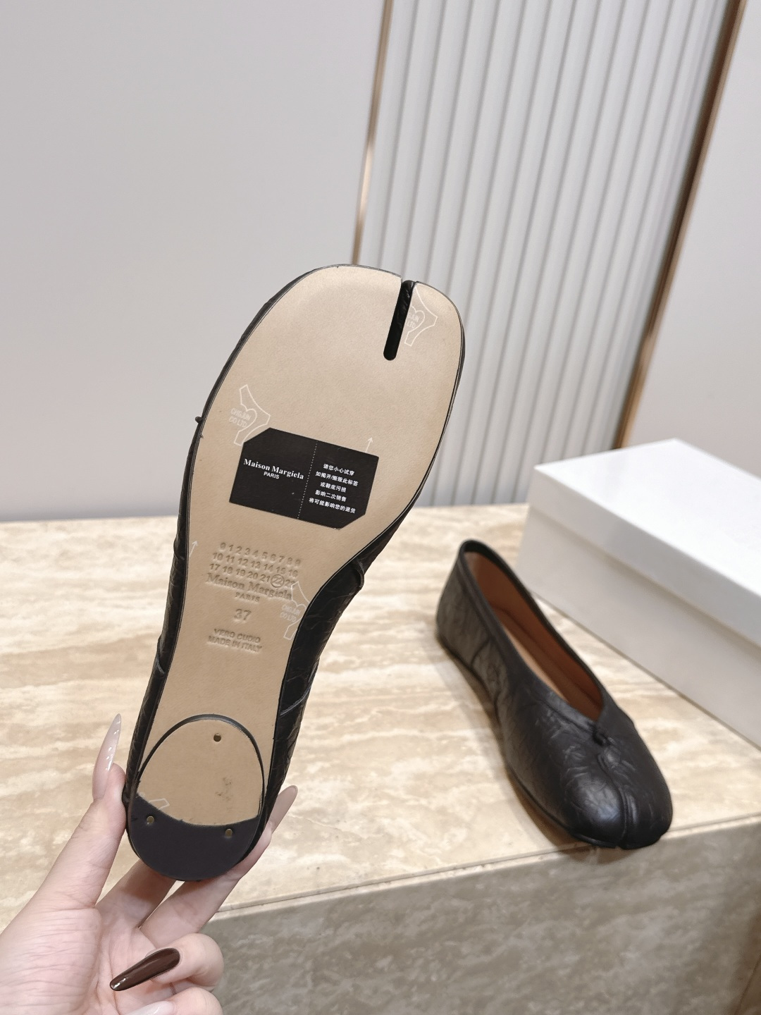 Maison Margiela MM6 马吉拉新款分趾芭蕾平底单鞋设计上完美踩中了先锋美学的审美点，标志