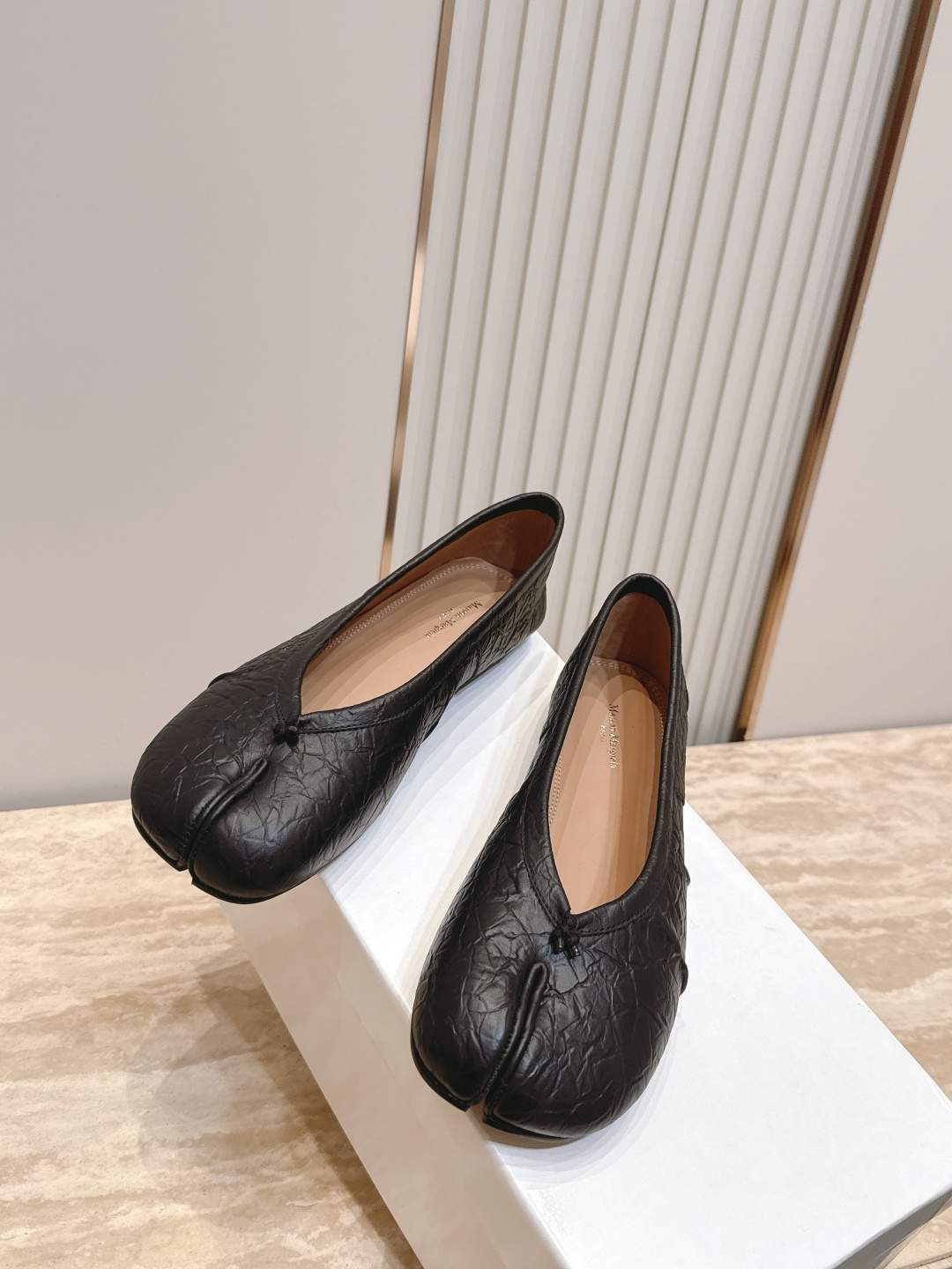 Maison Margiela MM6 马吉拉新款分趾芭蕾平底单鞋设计上完美踩中了先锋美学的审美点，标志