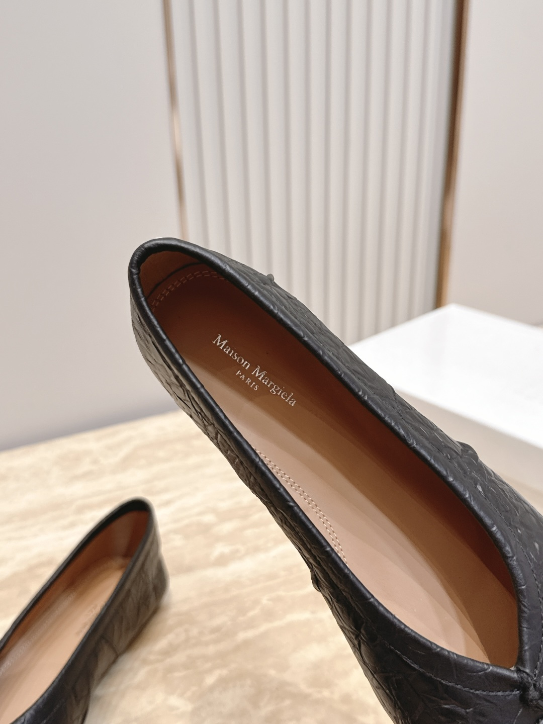 Maison Margiela MM6 马吉拉新款分趾芭蕾平底单鞋设计上完美踩中了先锋美学的审美点，标志