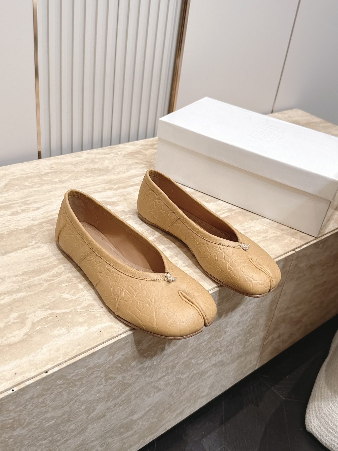 Maison Margiela MM6 马吉拉新款分趾芭蕾平底单鞋设计上完美踩中了先锋美学的审美点，标志
