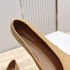 Maison Margiela MM6 马吉拉新款分趾芭蕾平底单鞋设计上完美踩中了先锋美学的审美点,标志 Maison Margiela MM6 马吉拉新款分趾芭蕾平底单鞋设计上完美踩中了先锋美学的审美点,标志