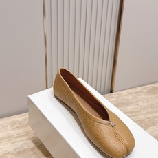 Maison Margiela MM6 马吉拉新款分趾芭蕾平底单鞋设计上完美踩中了先锋美学的审美点,标志 Maison Margiela MM6 马吉拉新款分趾芭蕾平底单鞋设计上完美踩中了先锋美学的审美点,标志