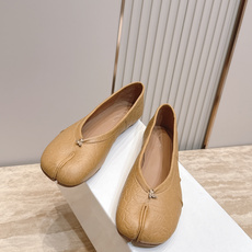 Maison Margiela MM6 马吉拉新款分趾芭蕾平底单鞋设计上完美踩中了先锋美学的审美点,标志 Maison Margiela MM6 马吉拉新款分趾芭蕾平底单鞋设计上完美踩中了先锋美学的审美点,标志