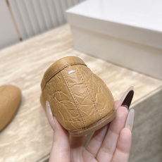 Maison Margiela MM6 马吉拉新款分趾芭蕾平底单鞋设计上完美踩中了先锋美学的审美点,标志 Maison Margiela MM6 马吉拉新款分趾芭蕾平底单鞋设计上完美踩中了先锋美学的审美点,标志