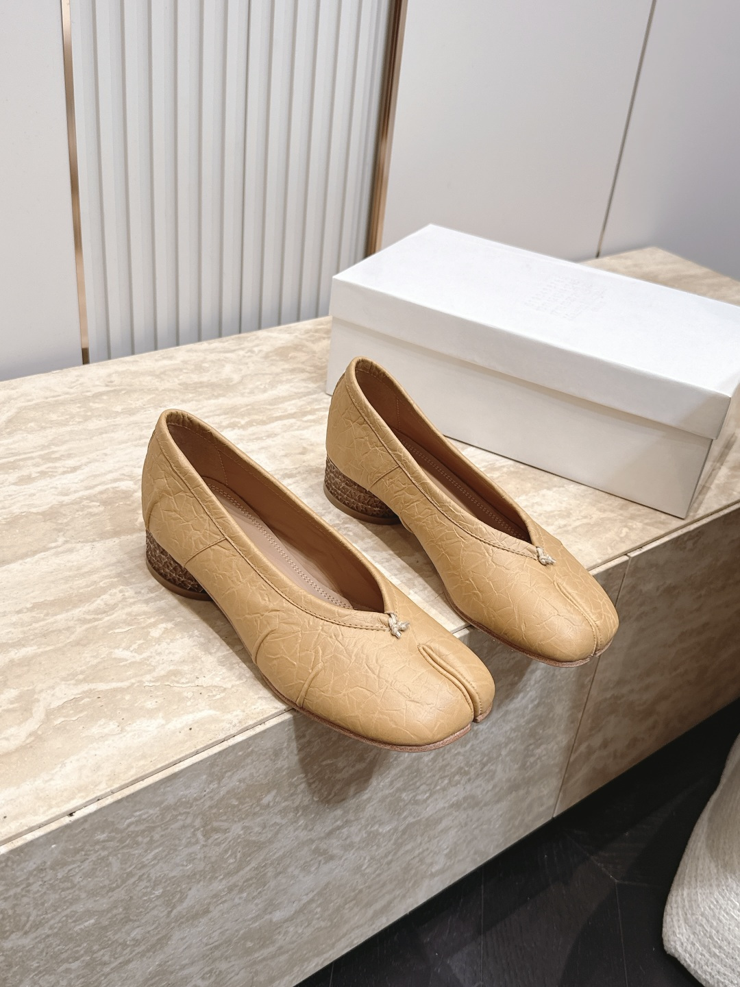 Maison Margiela MM6 马吉拉新款分趾芭蕾中跟单鞋设计上完美踩中了先锋美学的审美点，标志