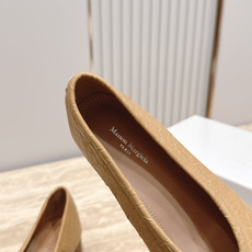Maison Margiela MM6 马吉拉新款分趾芭蕾中跟单鞋设计上完美踩中了先锋美学的审美点,标志 Maison Margiela MM6 马吉拉新款分趾芭蕾中跟单鞋设计上完美踩中了先锋美学的审美点,标志