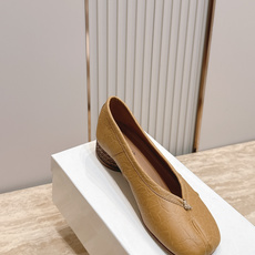 Maison Margiela MM6 马吉拉新款分趾芭蕾中跟单鞋设计上完美踩中了先锋美学的审美点,标志 Maison Margiela MM6 马吉拉新款分趾芭蕾中跟单鞋设计上完美踩中了先锋美学的审美点,标志