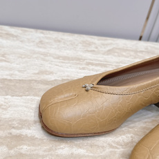 Maison Margiela MM6 马吉拉新款分趾芭蕾中跟单鞋设计上完美踩中了先锋美学的审美点,标志 Maison Margiela MM6 马吉拉新款分趾芭蕾中跟单鞋设计上完美踩中了先锋美学的审美点,标志