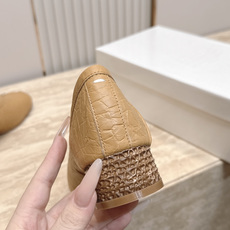 Maison Margiela MM6 马吉拉新款分趾芭蕾中跟单鞋设计上完美踩中了先锋美学的审美点,标志 Maison Margiela MM6 马吉拉新款分趾芭蕾中跟单鞋设计上完美踩中了先锋美学的审美点,标志