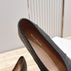 Maison Margiela MM6 马吉拉新款分趾芭蕾中跟单鞋设计上完美踩中了先锋美学的审美点,标志 Maison Margiela MM6 马吉拉新款分趾芭蕾中跟单鞋设计上完美踩中了先锋美学的审美点,标志
